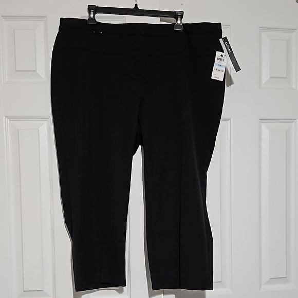 Alfani Woman NWT Capri sz.20W comfort waist, black, great form fitting stretch - Picture 2 of 8